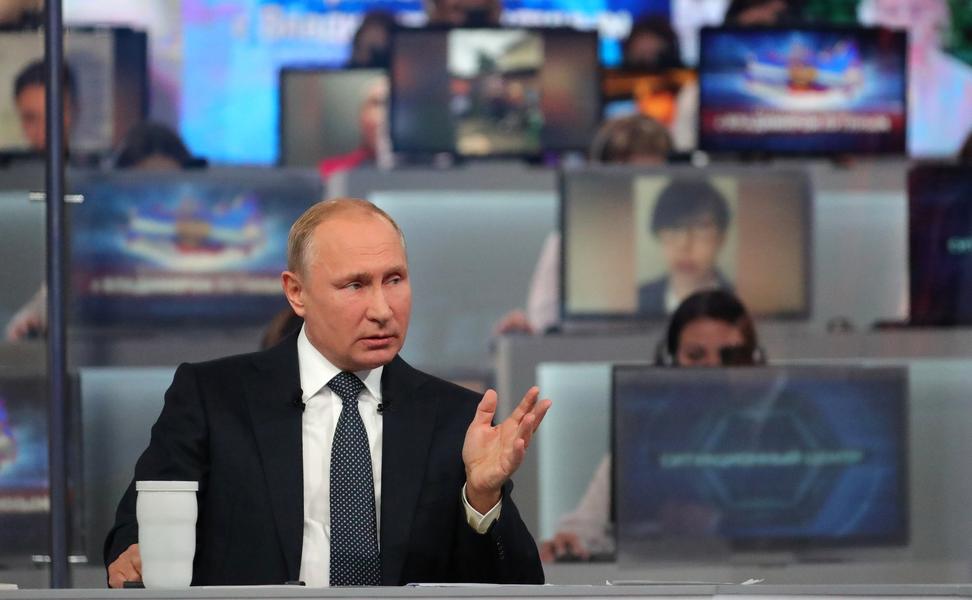 «Прямая линия» Путина: вопросы про бензин, Бога и много мемов