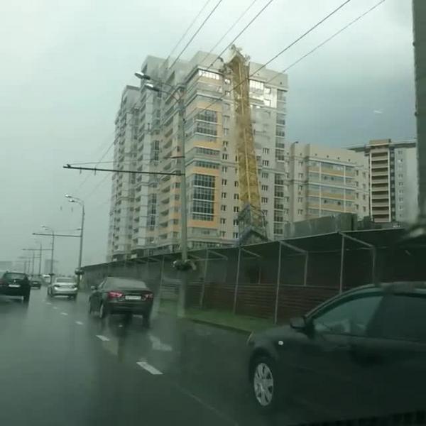 В Казани из-за ветра строительный кран упал на жилую многоэтажку