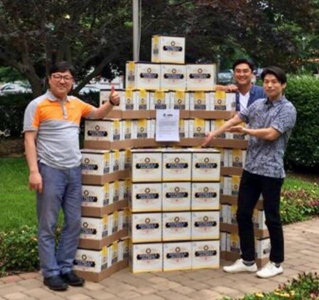 Мексиканские болельщики принесли «гору» пива к корейскому посольству в США
