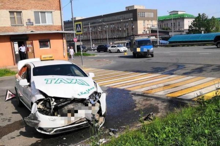Лихач на «Мерседесе» протаранил такси в Казани