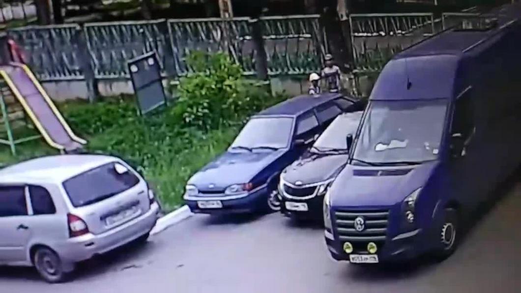 ​Видео: в Нижнекамске школьники громят и прыгают на чужой машине