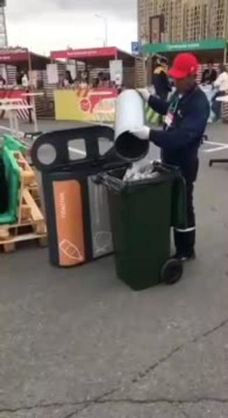 Видео: в казанском ТЦ Мега сваливают сортированный мусор в одну кучу