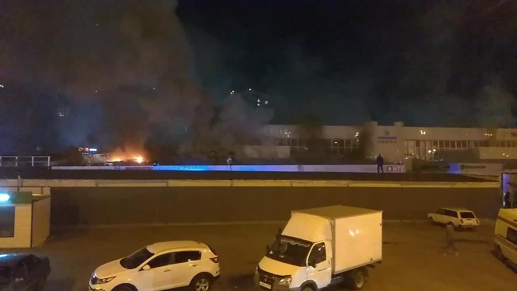 На территории Приволжского рынка в Казани случился пожар