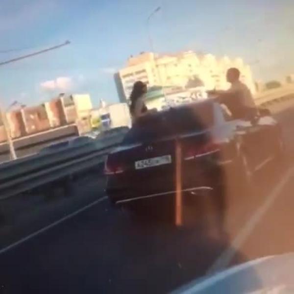 В Казани наказали водителя, прокатившего девушку в купальнике