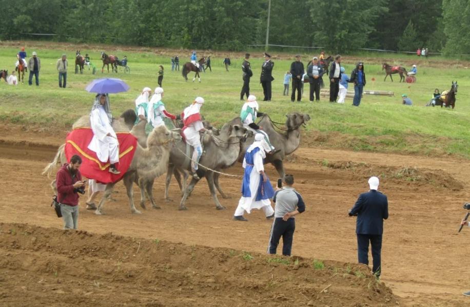 Сабантуй в Челнах: «КАМАЗ», дружба народов и корэш на лошадях