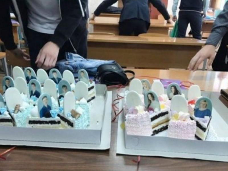 Красноярским выпускникам подарили торт в виде кладбища