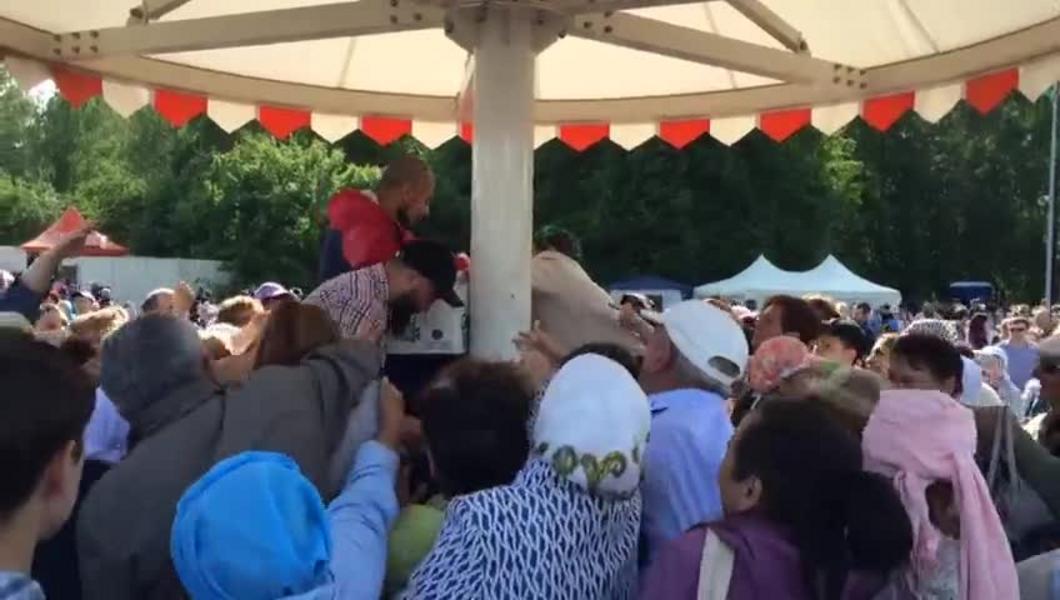Видео: на Ураза-байрам в парке Победы Челнов люди дрались за еду