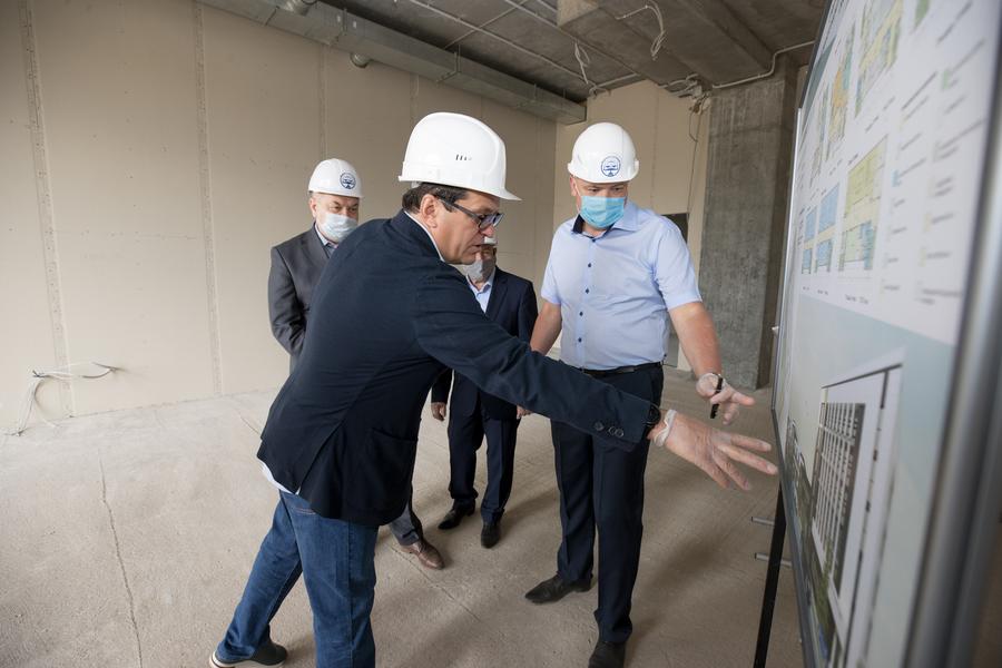 Ильсур Метшин осмотрел строительство вуза и общежития Казанского филиала РГУП