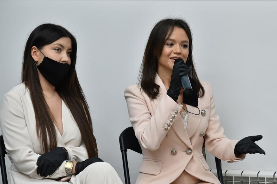 «Интернет, конечно, очень удобен, потому что смотреть телевизор нет времени» «Интернет, конечно, очень удобен, потому что смотреть телевизор нет времени»