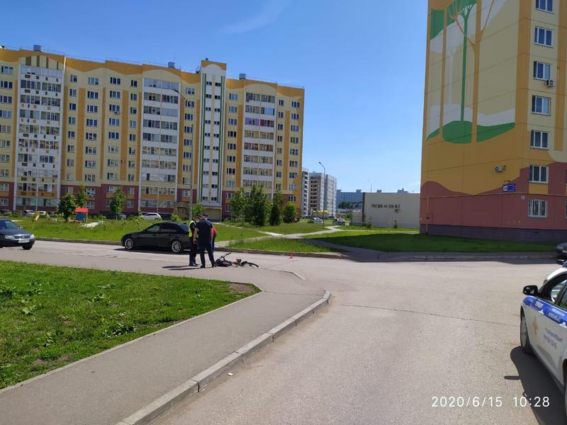 Во дворе в Нижнекамске девочка попала под колеса авто