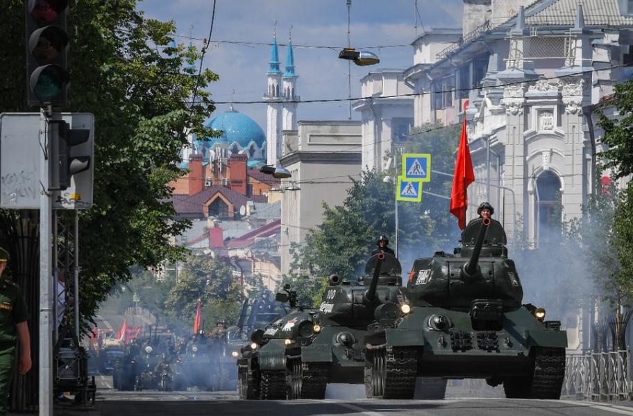 Парад Победы в Казани: без зрителей, но с Героями