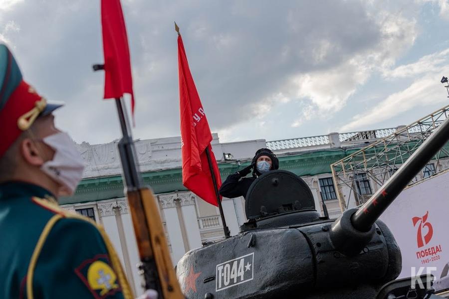Репетиция парада Победы в Казани: композитор поймал музу, танки испортили асфальт и повышенные меры безопасности