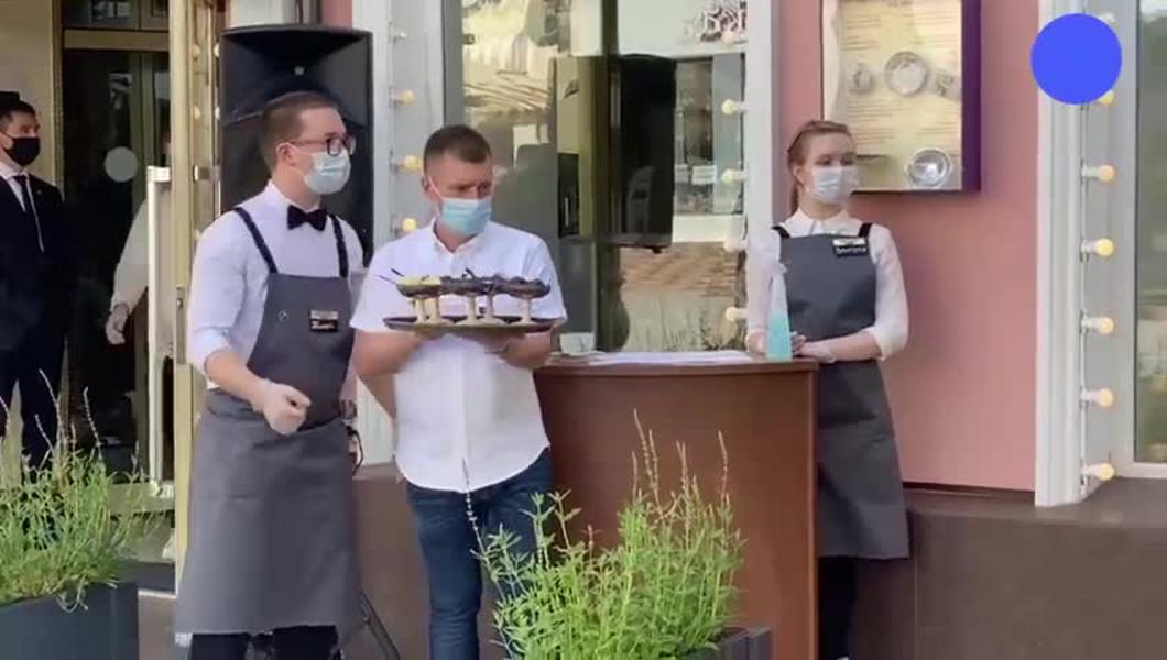 Рустам Минниханов проверил работу летних террас в кафе Казани