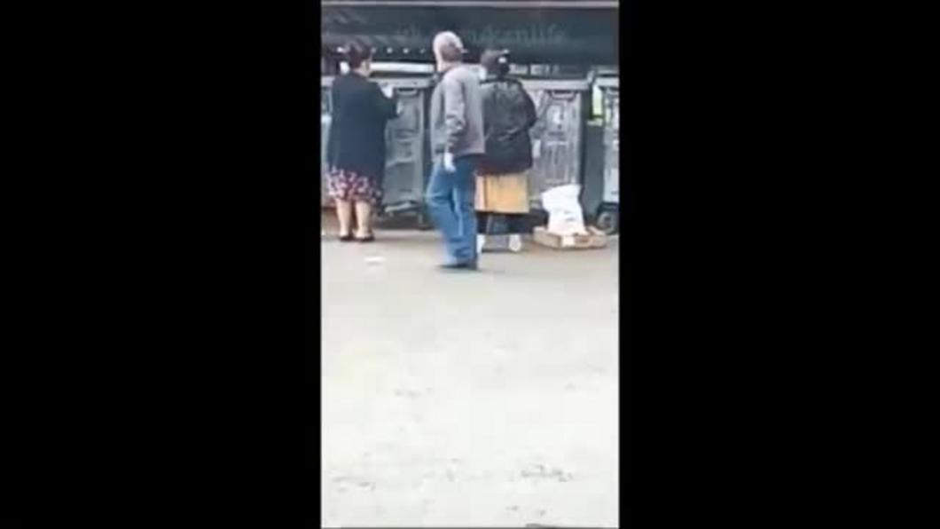 В Казани женщины заставили ребёнка доставать из мусорки просрочку