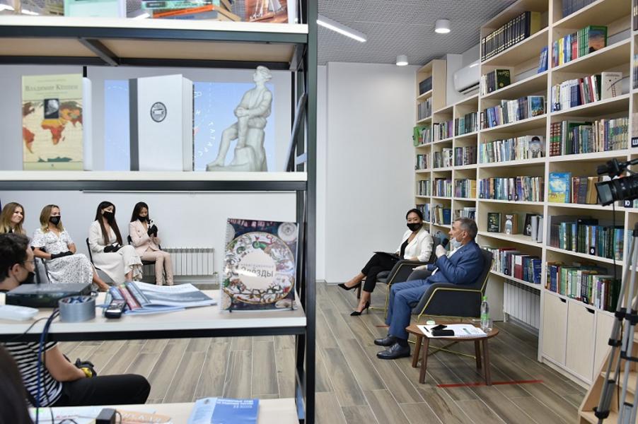 «Интернет, конечно, очень удобен, потому что смотреть телевизор нет времени» «Интернет, конечно, очень удобен, потому что смотреть телевизор нет времени»