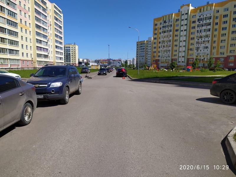 Во дворе в Нижнекамске девочка попала под колеса авто