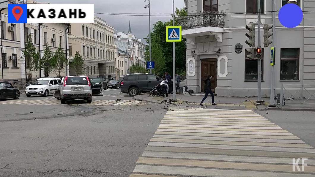 В центре Казани иномарка вылетела на тротуар после ДТП