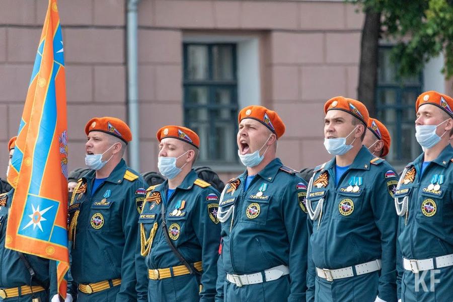 Репетиция парада Победы в Казани: композитор поймал музу, танки испортили асфальт и повышенные меры безопасности