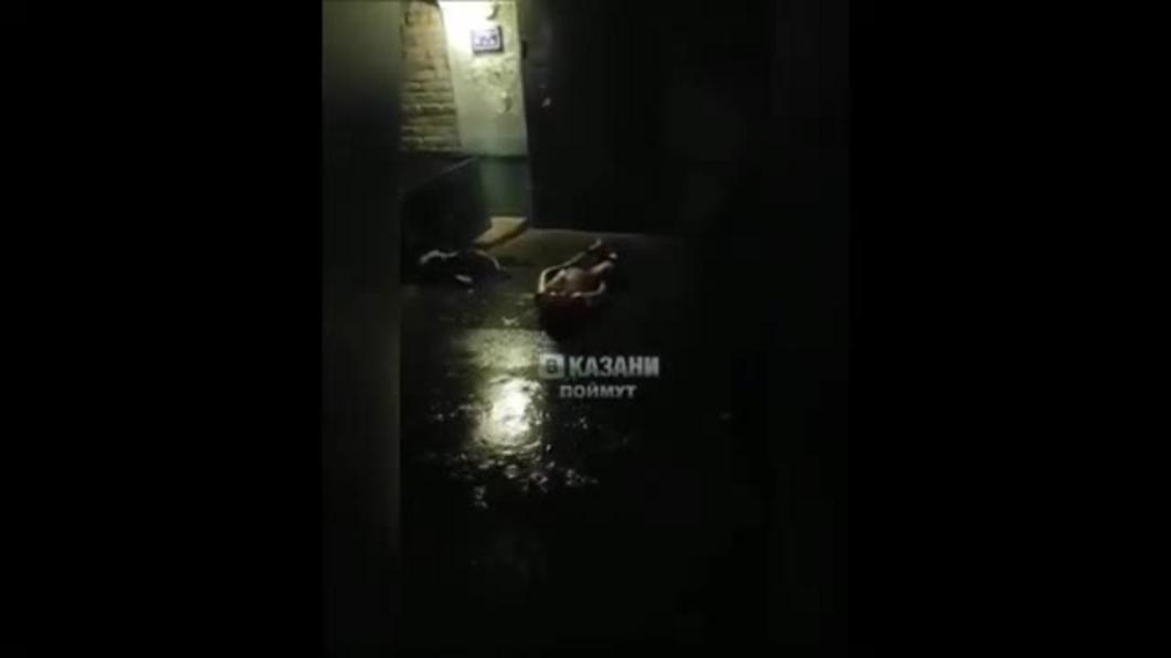 Соцсети: в казанском дворе избитый полицейскими мужчина час пролежал под дождем
