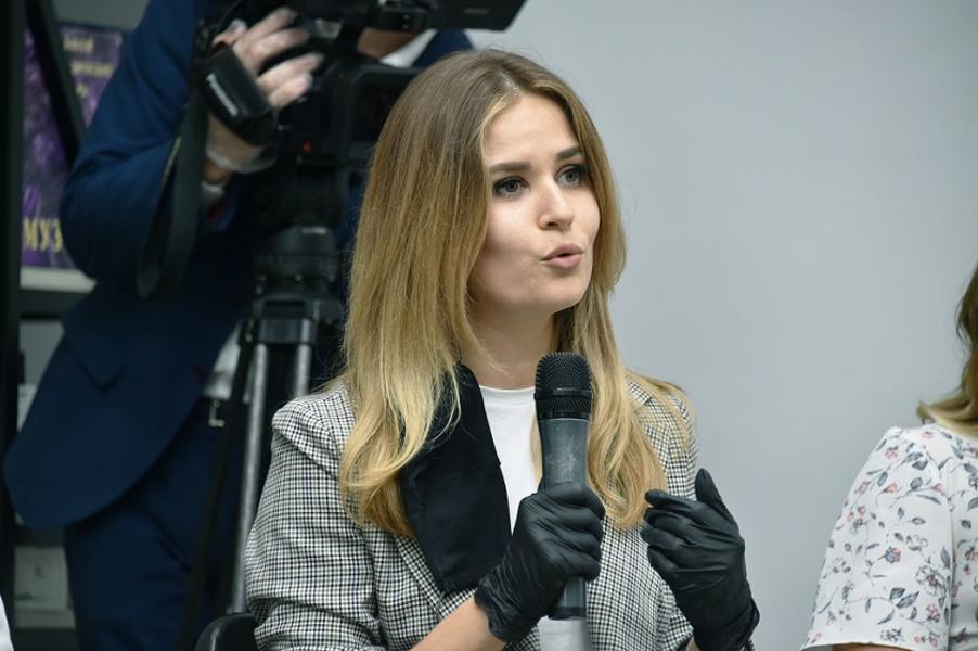 «Интернет, конечно, очень удобен, потому что смотреть телевизор нет времени» «Интернет, конечно, очень удобен, потому что смотреть телевизор нет времени»