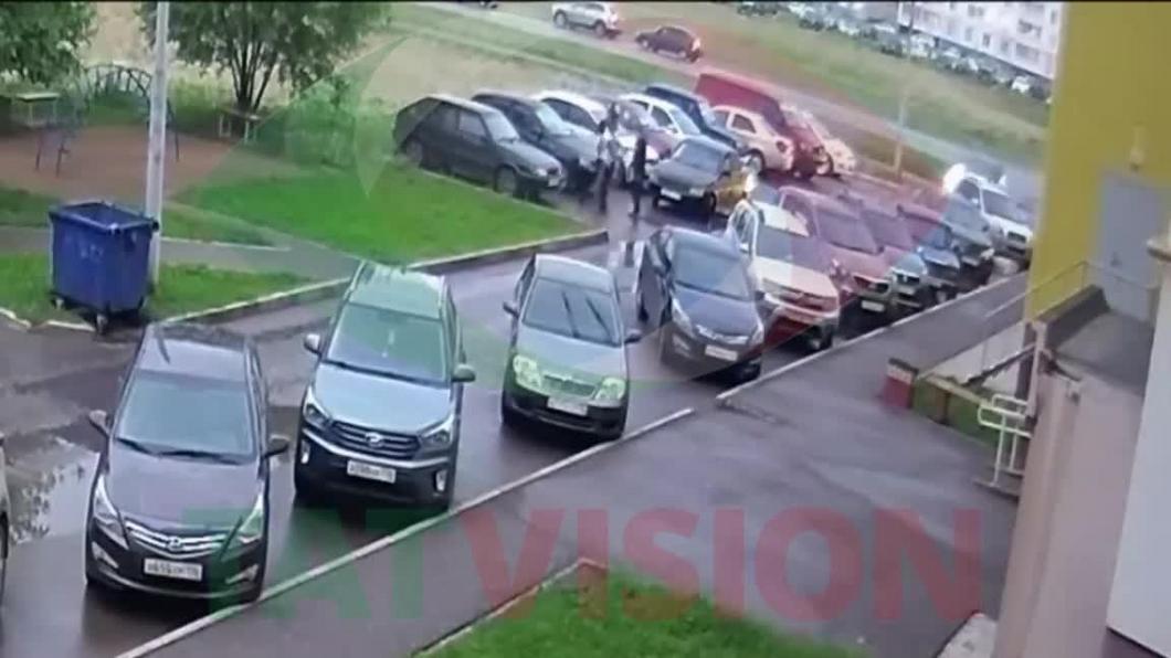 Жесткую драку во дворе жилого дома в Нижнекамске засняла камера видеонаблюдения