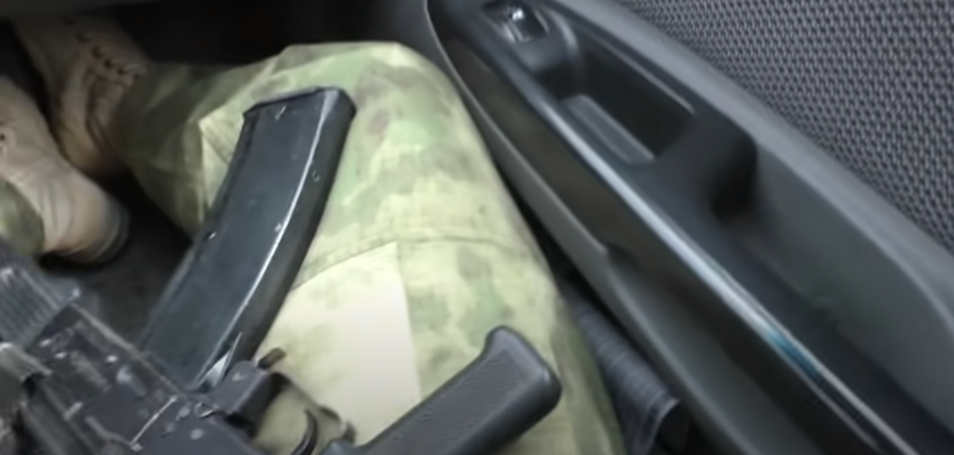 В Казани задержали блогеров, которые разъезжали с автоматом и хамили ДПС В Казани задержали блогеров, которые разъезжали с автоматом и хамили ДПС