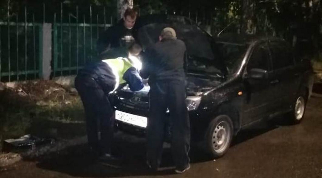 Инспекторы ДПС в Нижнекамске спасли застрявшего под капотом котенка Инспекторы ДПС в Нижнекамске спасли застрявшего под капотом котенка