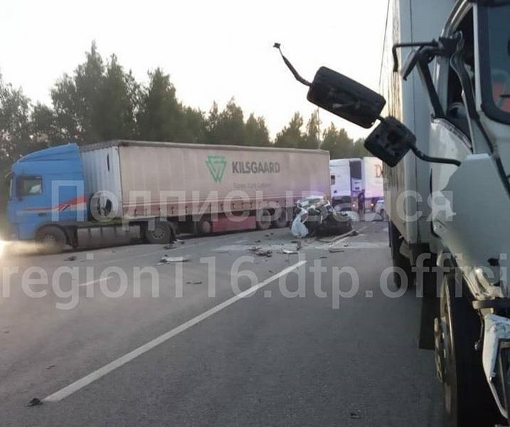 Машина всмятку, а у людей лишь царапины: татарстанцы чудом выжили в страшном ДТП на М-7