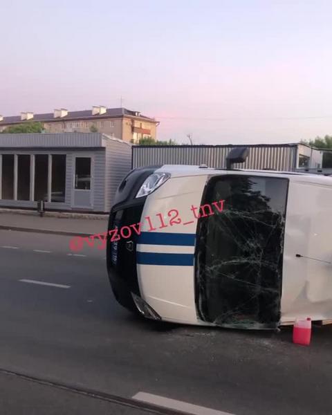 В Казани полицейский автомобиль опрокинулся после столкновения с иномаркой