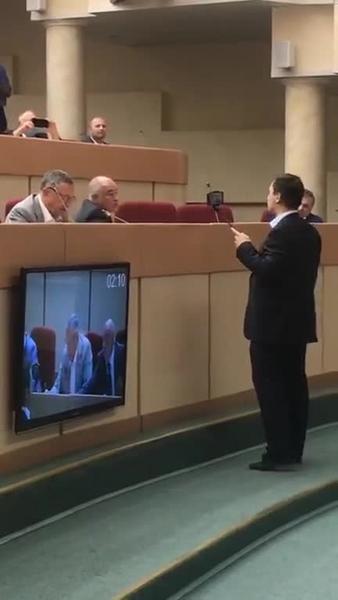 В сеть попало видео драки депутатов «Единой России» и КПРФ в Саратовской облдуме