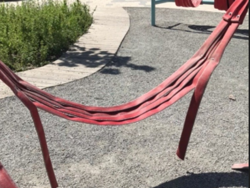 На казанском бульваре «Белые цветы» вандалы изрезали гамаки