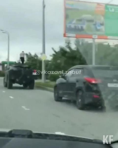 По улицам Казани проехал броневик