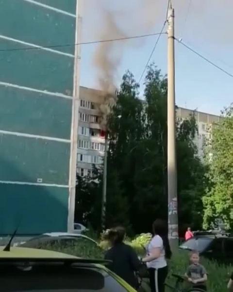 Очевидцы выложили видео пожара казанской многоэтажки на Ломжинской