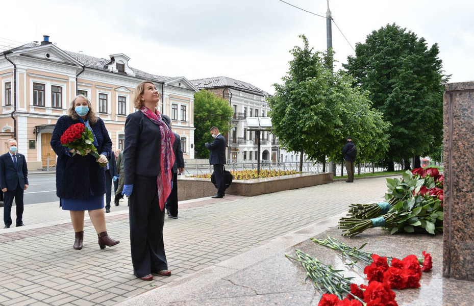 Минниханов возложил цветы к памятнику Пушкина в День русского языка Минниханов возложил цветы к памятнику Пушкина в День русского языка
