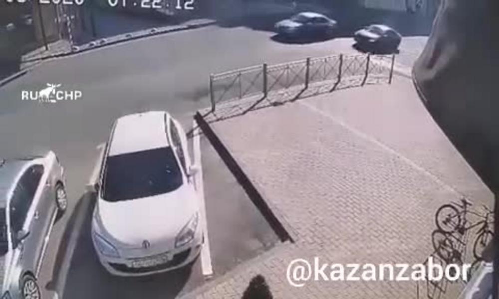 В Казани машина с легкостью сломала забор во время ДТП