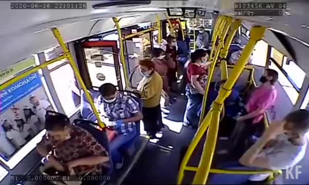 В Казани пассажир выстрелил в кондуктора из-за маски