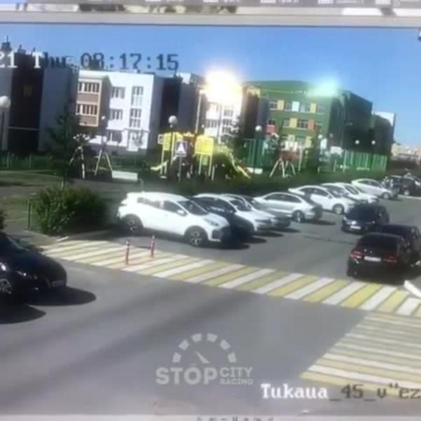 На видео в Казани попало, как ребенок выехал на самокате на дорогу и был сбит авто