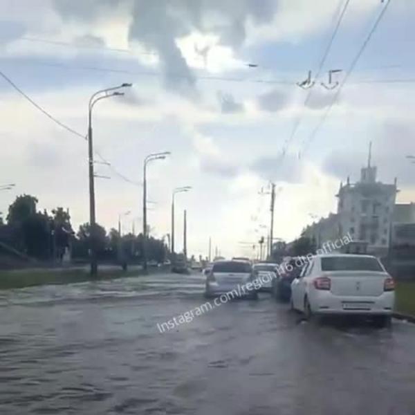 Дороги Авиастроительного района Казани затопило из-за кратковременного дождя