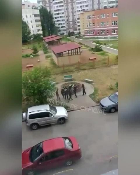 В Казани массовая драка трёх мужчин и одной женщины попала на видео