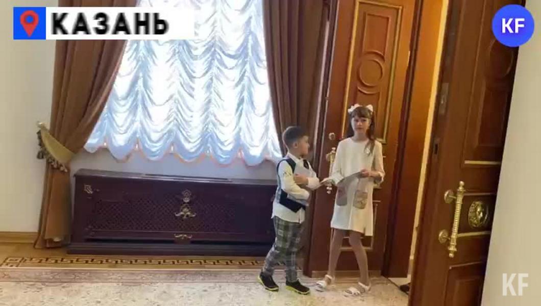 Рустам Минниханов провел для детей экскурсию по Кремлю