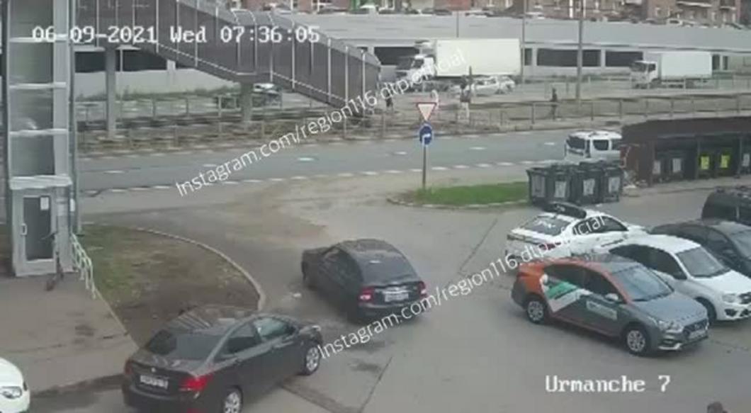 В ЖК «Солнечный город» посреди дороги перевернулся автомобиль