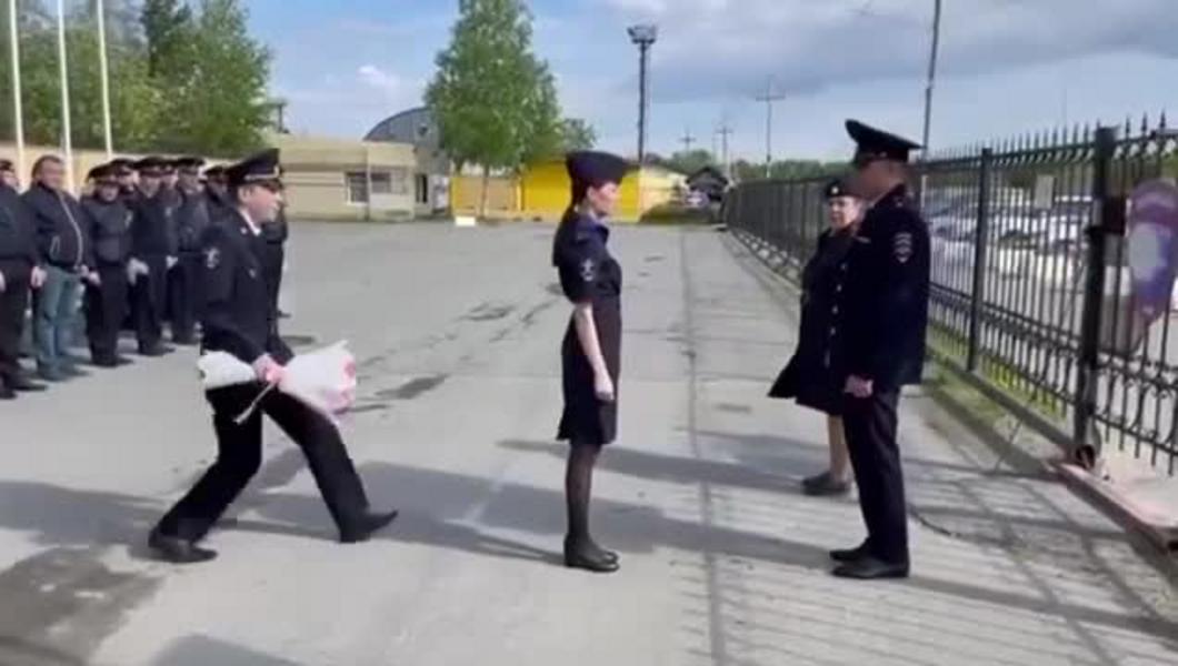 Российский полицейский сделал предложение коллеге во время построения