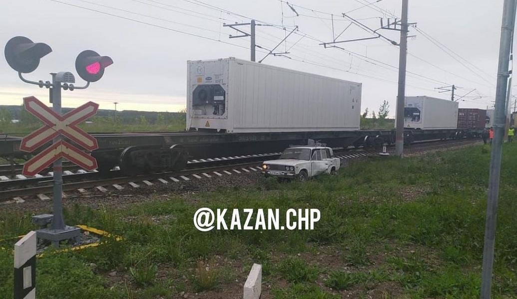 Жительница Татарстана в последний момент успела выбежать из заглохшей на железной дороге машины