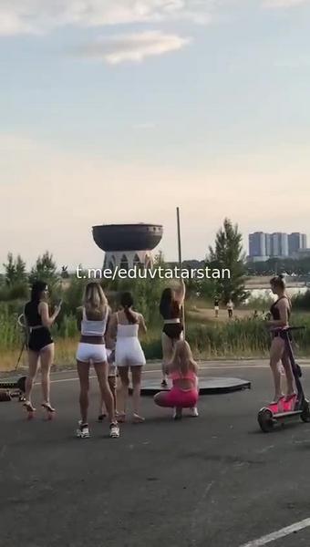 У «Чаши» в Казани девушки станцевали на шесте и попали на видео
