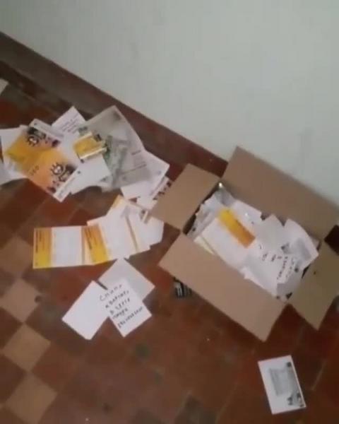 В Казани вандалы разворотили почтовые ящики и украли мусорный бак