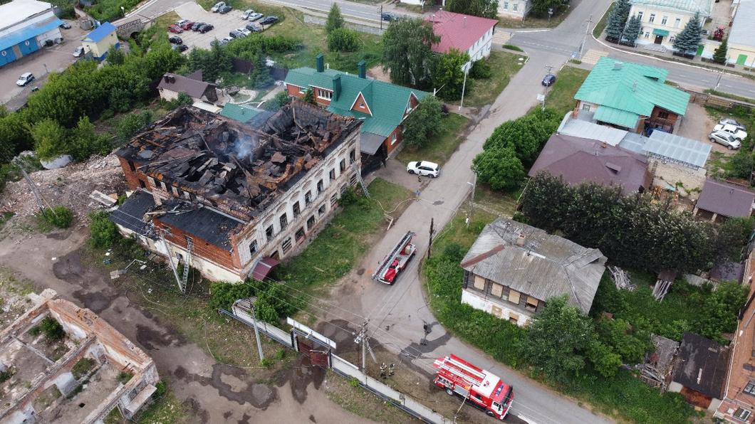 «Красивое здание, брошенное властями Елабуги, приняли бомжи. Закономерный результат»