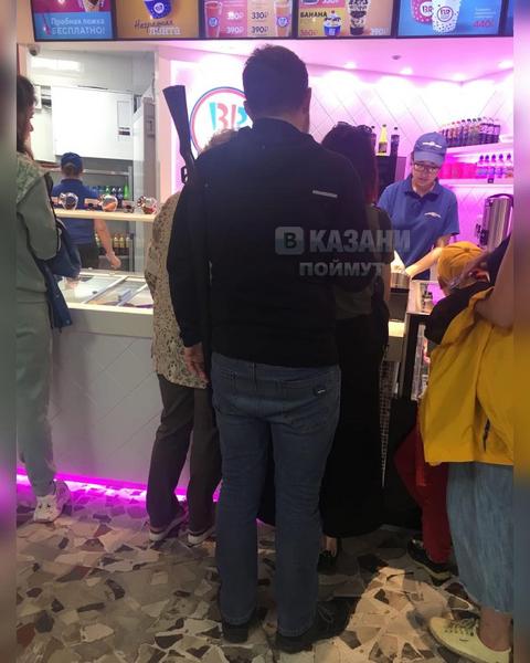 Казанцев испугал парень, разгуливающий с зонтом в виде оружия на концерте Казанцев испугал парень, разгуливающий с зонтом в виде оружия на концерте