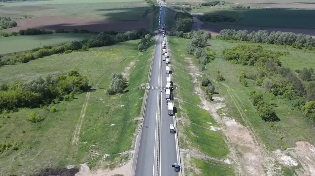 Въезд на трассу М-7 в Татарстане перекрыла перевернутая фура