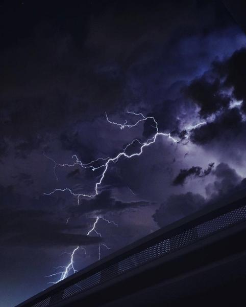 Челнинцы и нижнекамцы в соцсетях обсуждают молниеносную ночь Челнинцы и нижнекамцы в соцсетях обсуждают молниеносную ночь