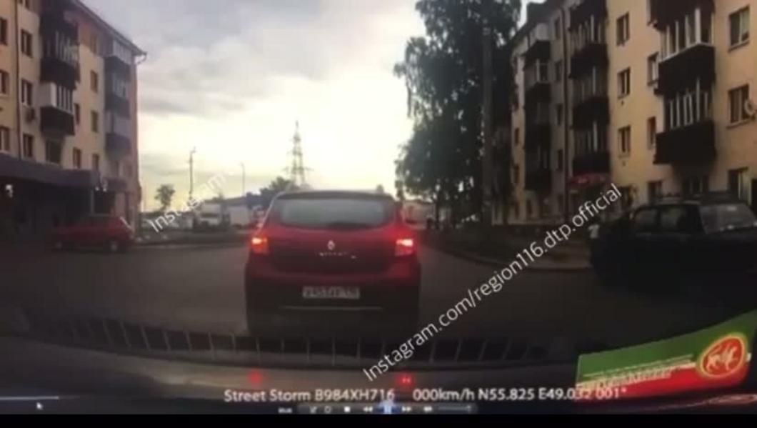 На Можайского в Казани пешеходов на скорости сбила иномарка: момент ДТП попал на видео